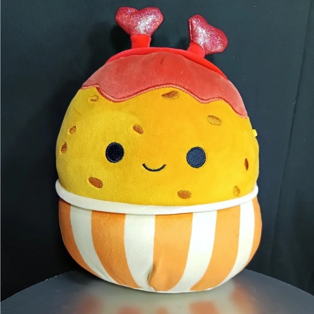 Squisnallow Cut e Heart-Topped Plush Toy 9” pre owned Exellent condition